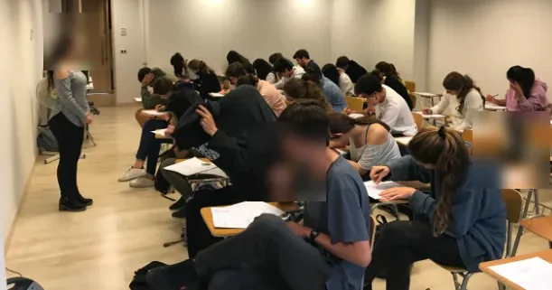Sala de clases del Preuniversitario Patricio Guzman durante un ensayo PAES.